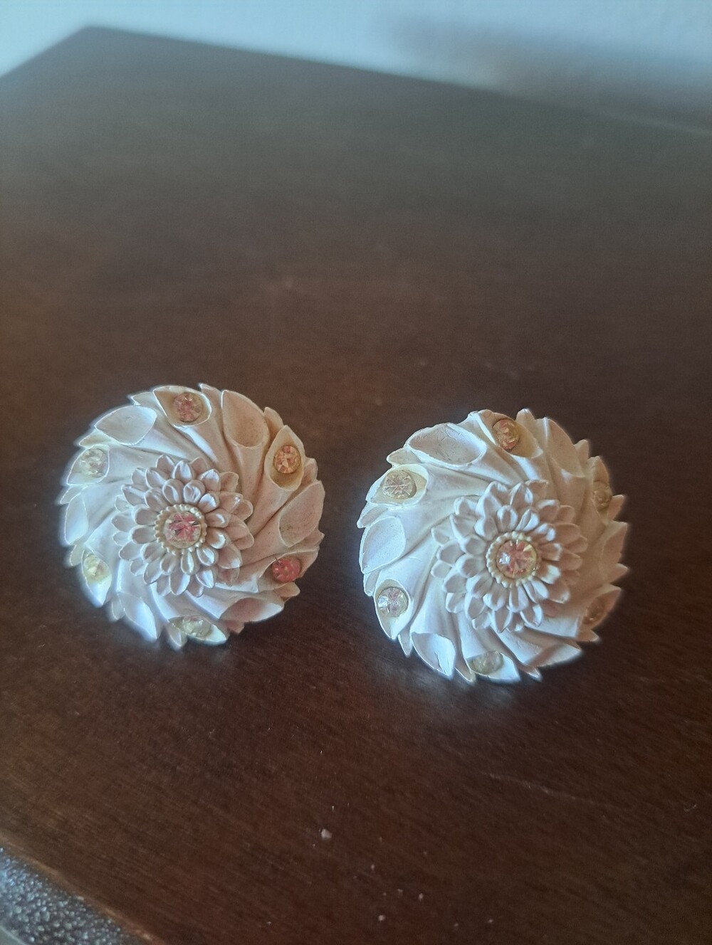 Vtg 1950s White Celluloid Earrings Featherweights Rhinestone Flower Japan
